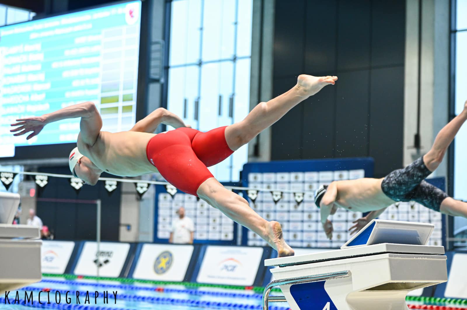 O Nas 4 pływak wykonujący skok startowy zdjęcie